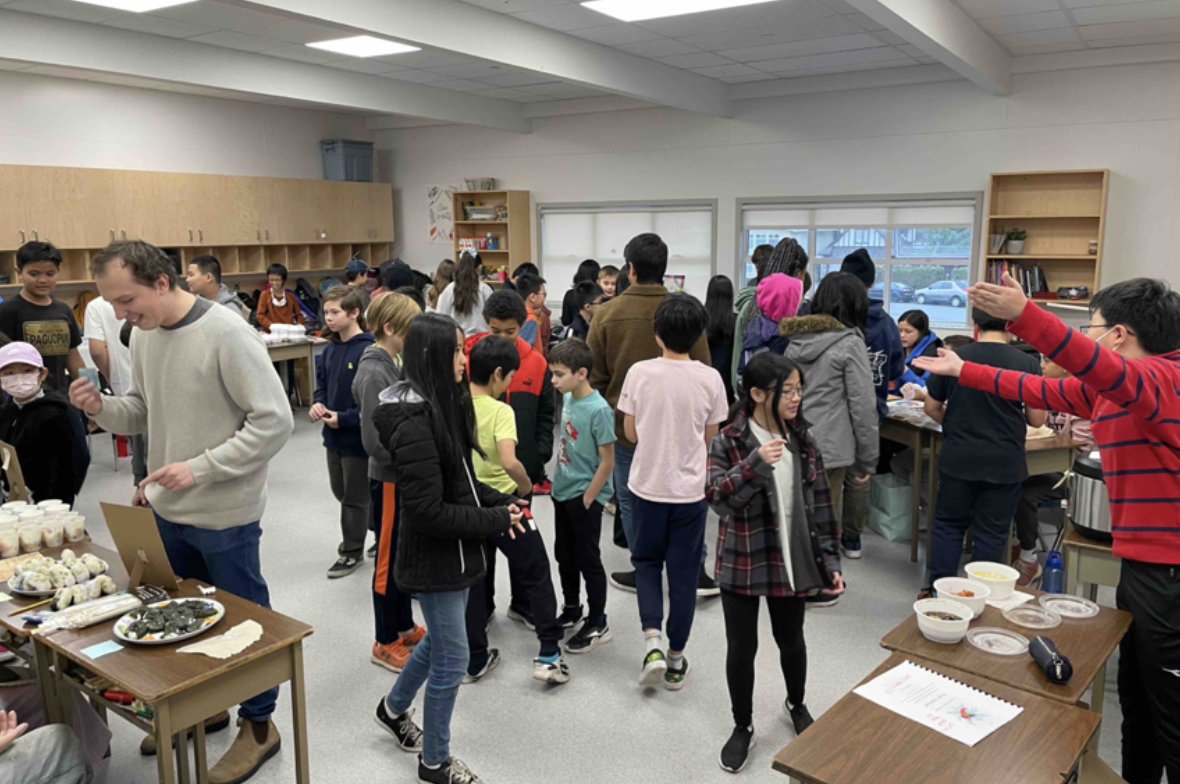 Kids and teachers gather in a classroom for the marche culturel